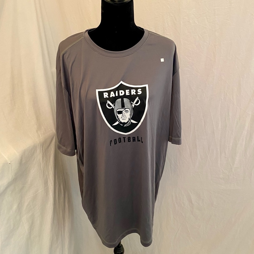 NWT Raider Moisture Wicking Tee